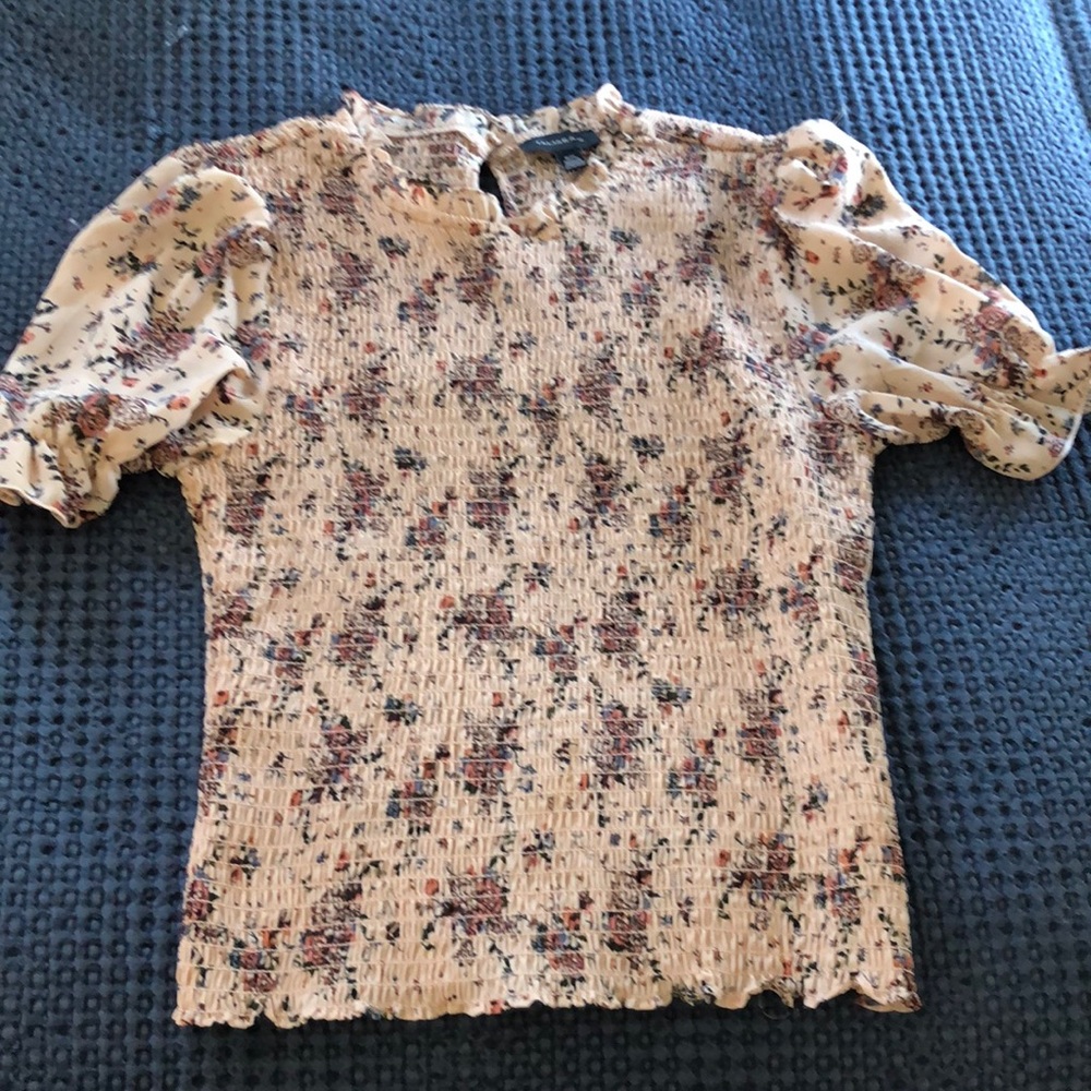 Tamara’s size medium floral pink top like new condition
